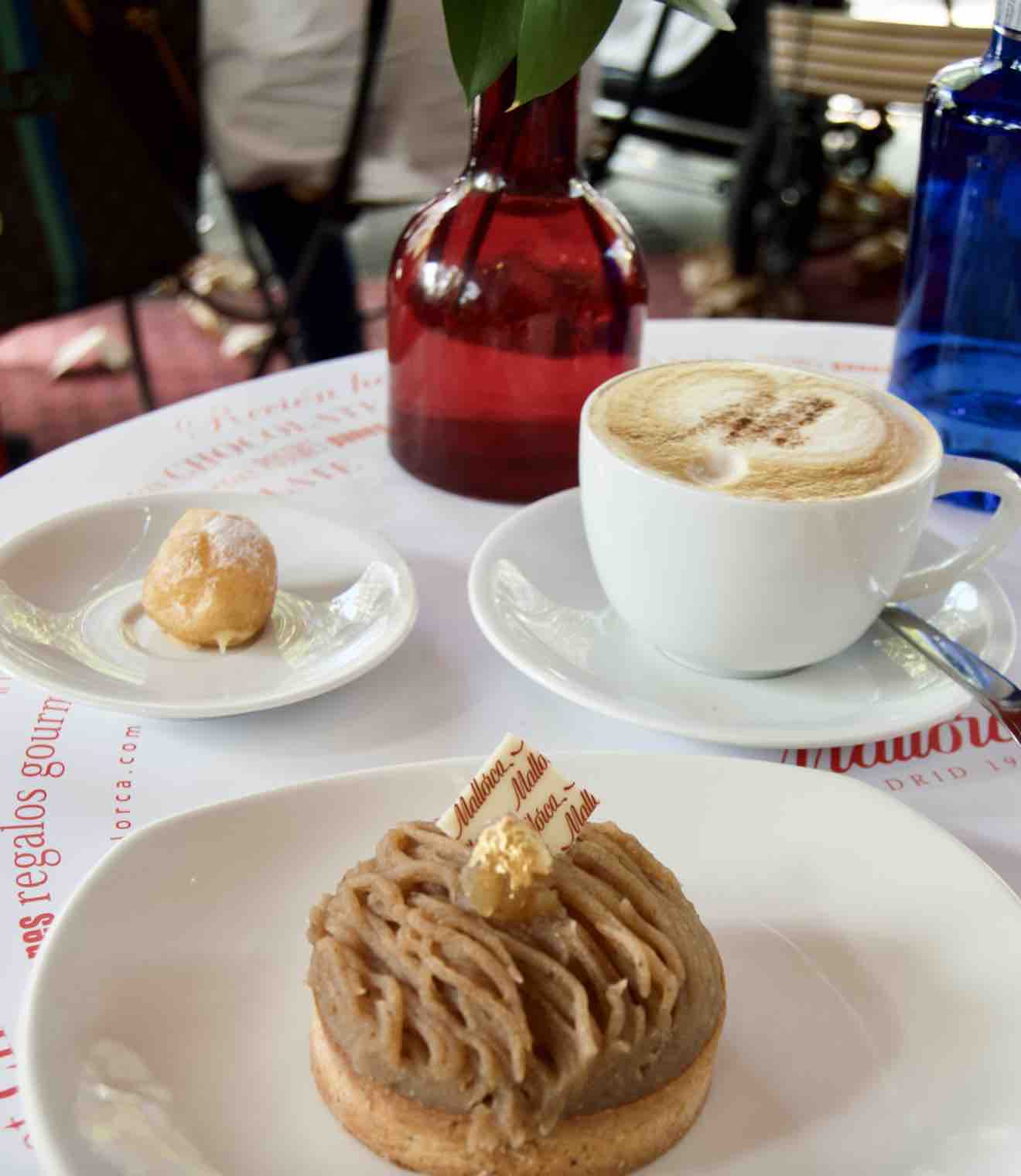 Café y postre de Pastelería Mallorca